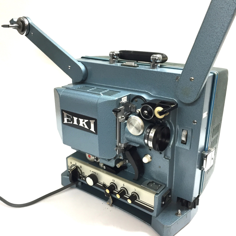 Nr.8544 --16mm -- mooie EIKI Model RT-2 , optisch en magnetisch geluid, versterker 15 watt, 200W halogeenlamp met spiegel, spoelen tot 600 meter, met 50mm lens, deksel met spieker en snoer, de projector heeft service beurt gehad en is in goede staat