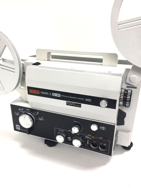 Nr.8248 -- Eumig Mark S OM voor Optisch en Magnetisch geluidsfilms voor alleen super 8 mm films, Lens: f: 1,3 F: 15-30 mm Lamp: 100 W, 12 V,  6 watt versterker,heeft service beurt gehad en werkt prima, zeer zeldzame projector