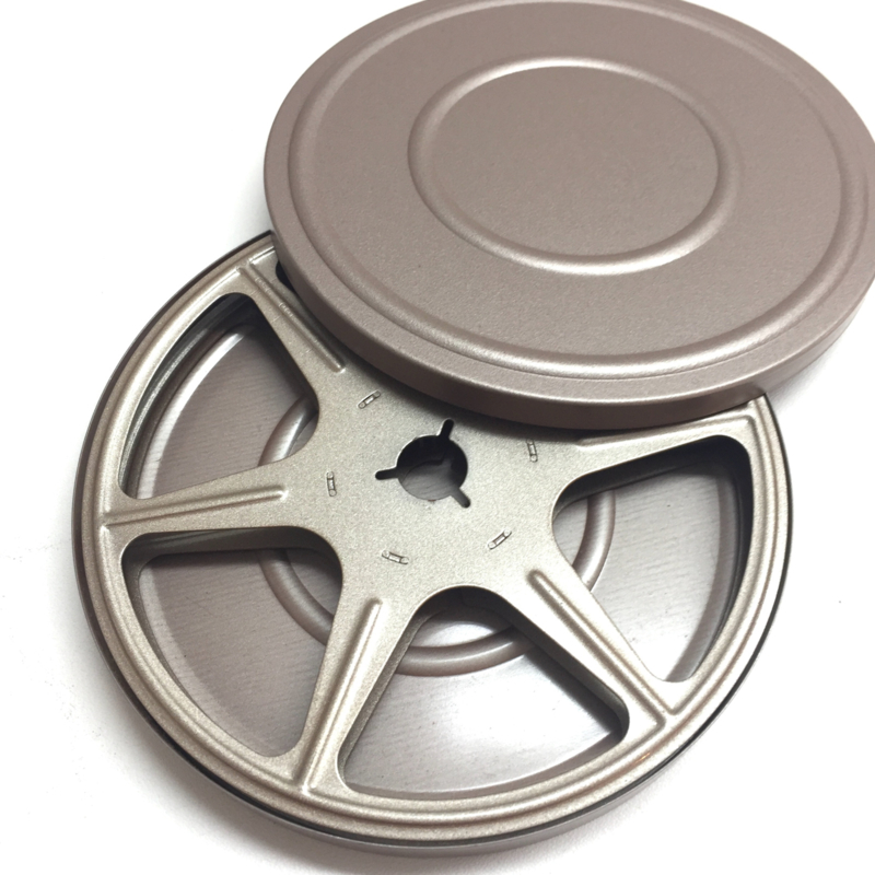 Metalen 60 meter spoel (doorsnee 12.5 cm) voor super 8 films in metalen ronde doos, ook geschikt voor reflecta scanner