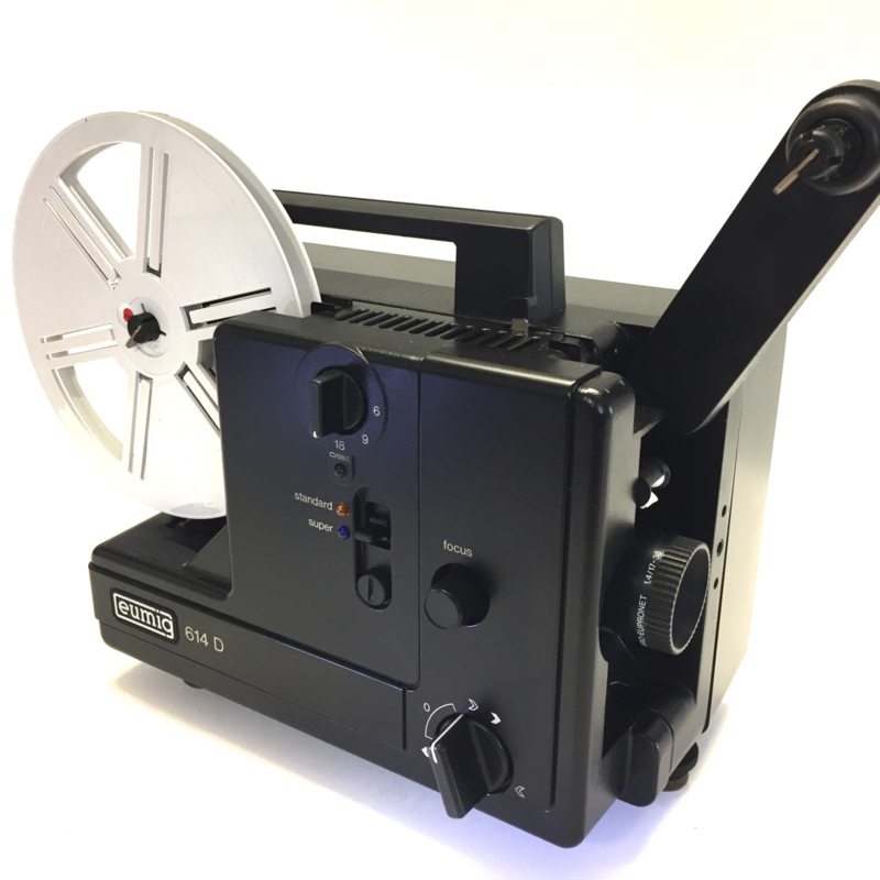 Nr.8119 -- Eumig, 614 D zwarte uitvoering voor standard 8 mm super 8 mm film,lamp: 12V 100W GZ6,35 EFP, projectiesnelheid: 6, 9, 18 fps, zoomlens heeft service beurt gehad en is in perfecte staat