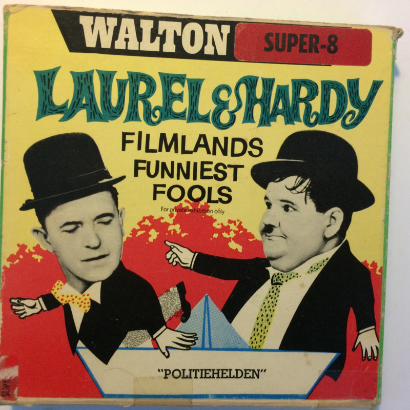 Nr.6789 --Super 8-- Laurel en Hardy in Politiehelden,  zwartwit 60 meter Silent in orginele fabrieks doos