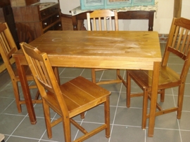 Tafel en 4 stoelen