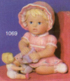 S 1069 Babymeisje met popje