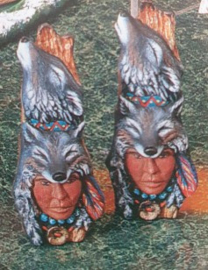 K 2446   2 Kleine indiaan totems met wolf