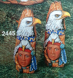 K 2445 2 Kleine indiaan totems met adelaar