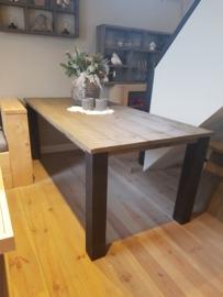 tafel zwarte poten met taupe tafelblad 180cm 395euro