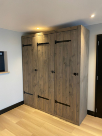 Steigerhouten kast