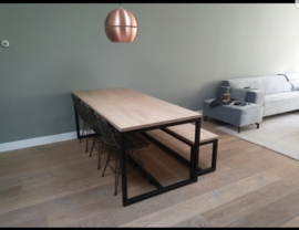 eiken tafel met ijzeren frame