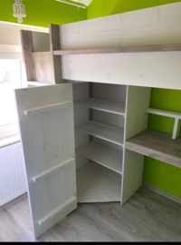 Hoogslaper met bureau en kast in 2 kleuren geschilderd