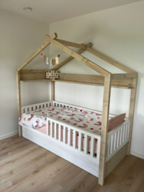 Huisjesbed wit met grijslook beits