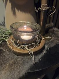 Waxineglaasje in houten schaaltje