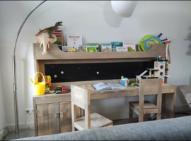 Kinder meubel luxe met kast 375euro incl 2 stoeltjes