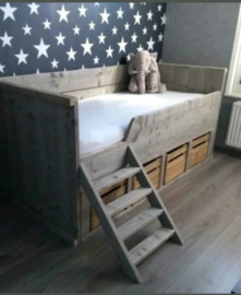Kajuitbed met fruit kistjes