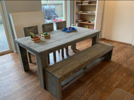 Speeltafel met 3x stoel en bankje