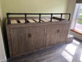 Bureau....bed en kast