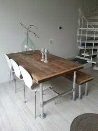 Steigerhouten tafel met steiger buizen