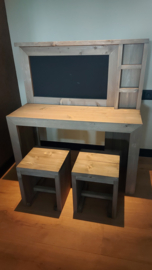 Speeltafel met 2 krukjes