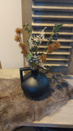 Zwart kruikje met bloemen