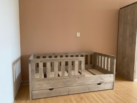 Peuterbed met lade