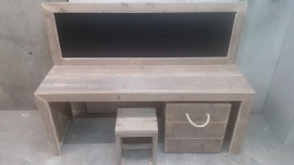 bouwpakket speeltafel met krijtbord gebruikt steigerhout 150x110x40 met 1 krukje en opbergbak