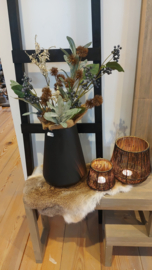 Zwarte vaas met bloemen
