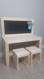 speeltafel met krijtbord met 2 krukjes  100x110x40 in de beits