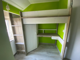 Hoogslaper met bureau en kast in 2 kleuren geschilderd