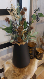 Zwarte vaas met bloemen