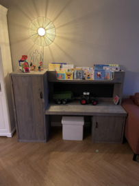 Speeltafel met kast en boekenplank