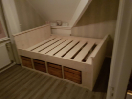 bed met houten kistjes