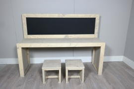 speeltafel met krijtbord 150x110x40 in de beits met twee krukjes