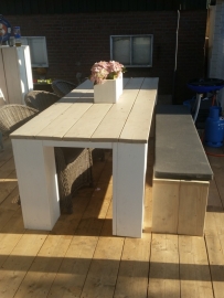 Steigerhouten tafel in twee kleuren geschilderd