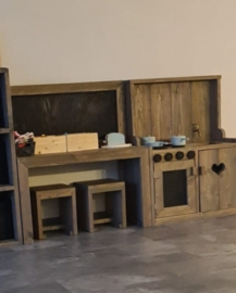Speeltafel met 2x krukje en een keukentje