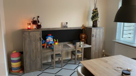 Speeltafel met 2x kast en 2 stoeltjes