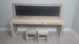 bouwpakket speeltafel met krijtbord 170x110 gebruikt steigerhout met 2 krukjes