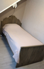 Bed met uitgewerkt hoofdbord 495euro