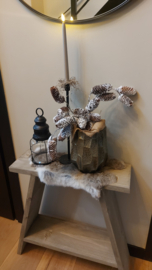 Kunst tak dennenappels met sneeuw