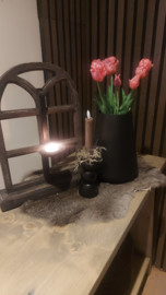Zwarte metalen vaas