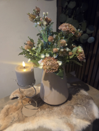 Boeket zalm met vaas en kandelaar en vachtje