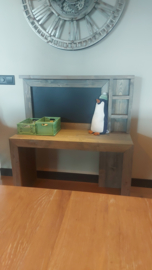 Speeltafel met krijtbord en kleine vakjes