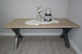 tafel met ijzeren frame eiken blad