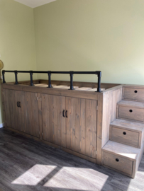 Bureau....bed en kast
