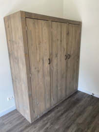 Bureau....bed en kast