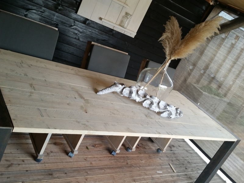 Steigerhouten tafel met ijzeren frame
