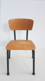 Vintage schoolstoel voor peuter/kleuter – hout en metaal – 02