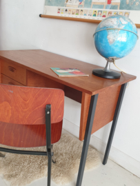 Vintage houten bureau op metalen onderstel – nr 21