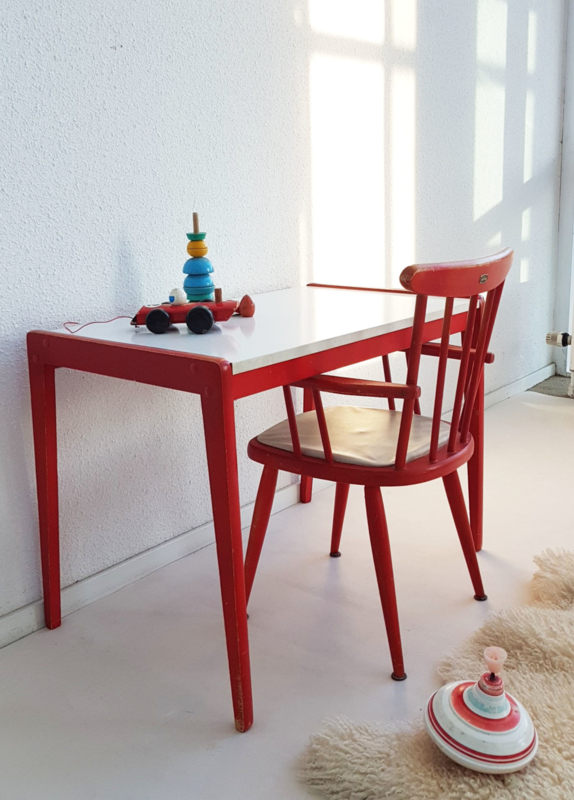 Peuter set stoel en tafel rood en wit vintage meubels verkocht