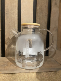 Theepot met Juttersthee en bijpassende glazen groot