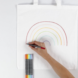 Knutseltip: Hoe versier je een katoenen tas met Textielstiften en Rub-on Stickers