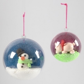 Knutselidee: Glitter Kerstbal met Silk Clay figuur